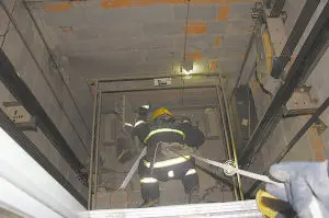 电梯装潢遮挡电梯逃生出口